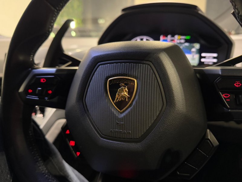 LAMBORGHINI HURACAN