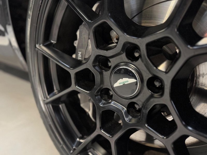 ASTON MARTIN DBX