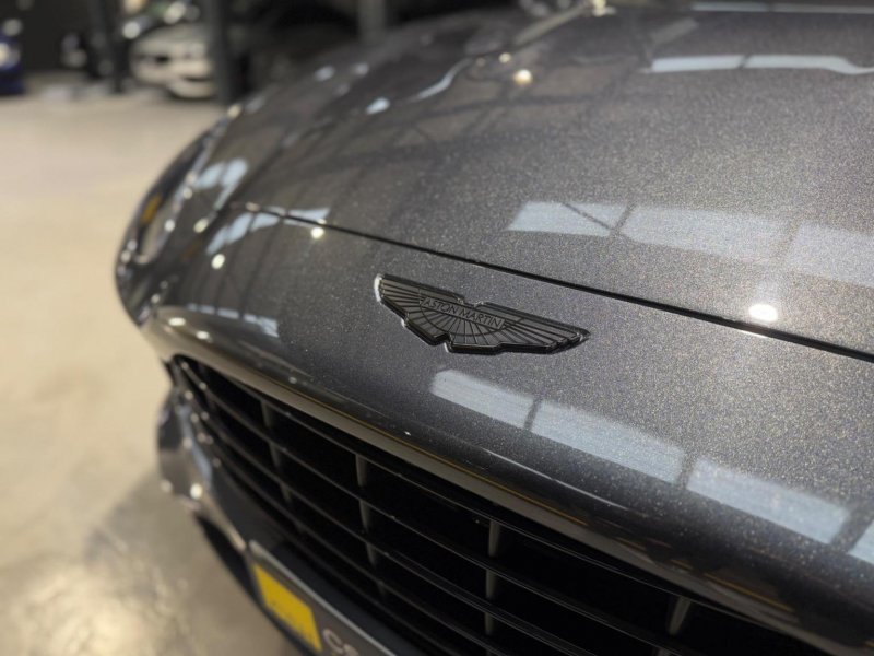 ASTON MARTIN DBX