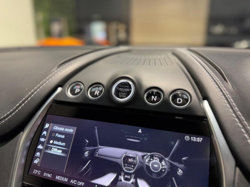 ASTON MARTIN DBX