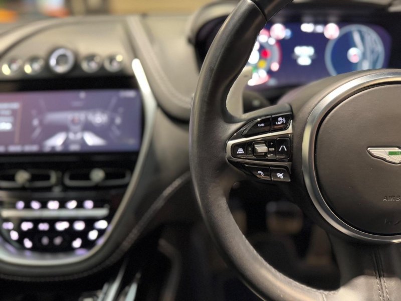 ASTON MARTIN DBX