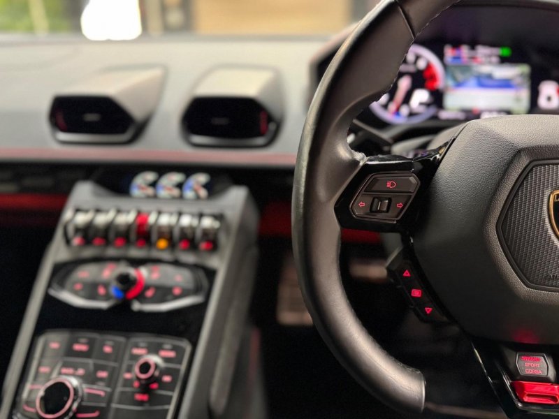 LAMBORGHINI HURACAN